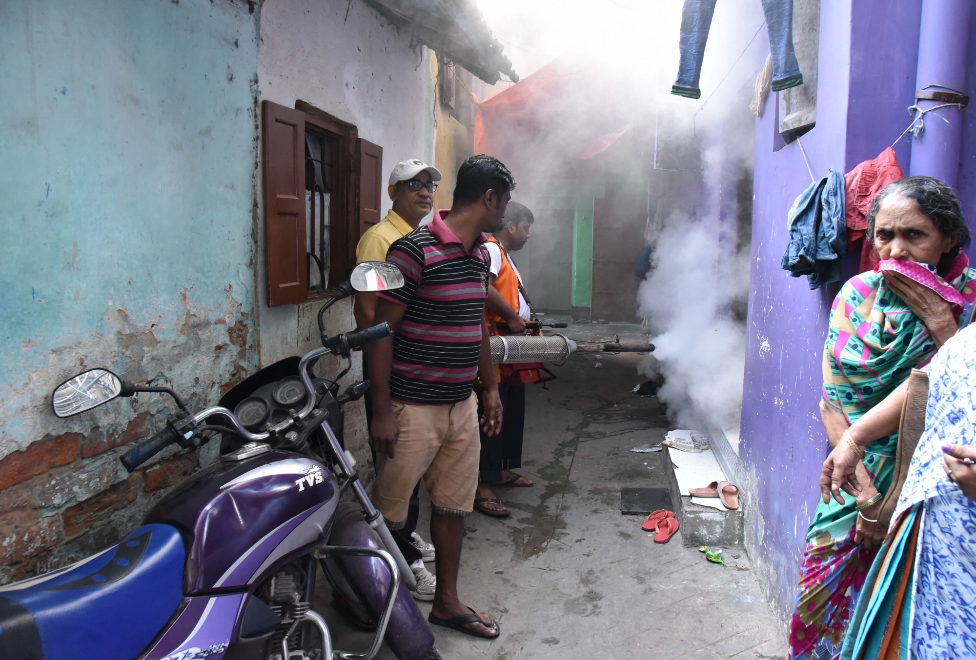 Kolkata Municipal Corporation workers spray chemicals during a fumigation drive on Nov 2, 2017. (Photo: IANS) Kolkata Municipal Corporation workers spray chemicals during a fumigation drive on Nov 2, 2017. (Photo: IANS)