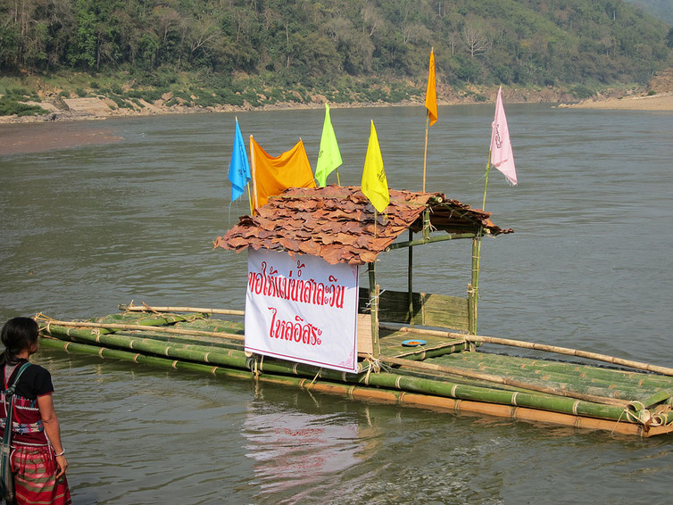 Save the Salween, reads the placard. Local communities have gathered to pray for the river in an international organised event. International Rivers/Flickr, CC BY-SA Save the Salween, reads the placard. Local communities have gathered to pray for the river in an international organised event. International Rivers/Flickr, CC BY-SA