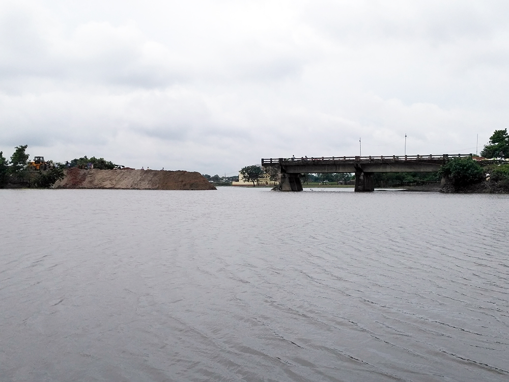 The bridge over Parman river that connects Zero Mile in Araria town to north-eastern parts of the district was washed away by the flood waters. (Photo credit: Aritra Bhattacharya). The bridge over Parman river that connects Zero Mile in Araria town to north-eastern parts of the district was washed away by the flood waters. (Photo credit: Aritra Bhattacharya).