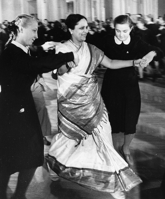 Durga Khote dances with students in Leningrad in 1951. Courtesy Yoda Press. Durga Khote dances with students in Leningrad in 1951. Courtesy Yoda Press.