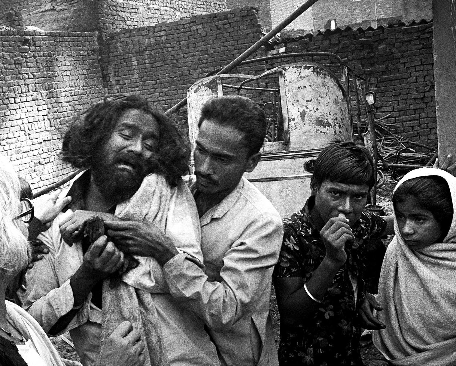 A survivor of a massacre in East Delhi is comforted, November 1984 | Ram Rahman A survivor of a massacre in East Delhi is comforted, November 1984 | Ram Rahman