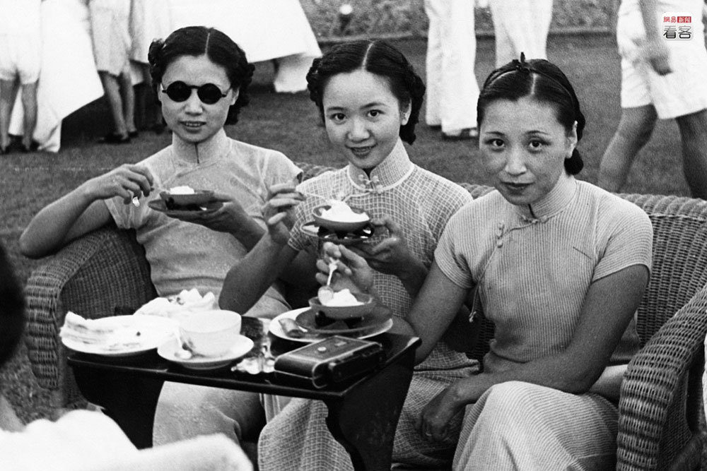 Three sisters take tea at the Shanghai Lawn Tennis Club in the 1920s. Three sisters take tea at the Shanghai Lawn Tennis Club in the 1920s.