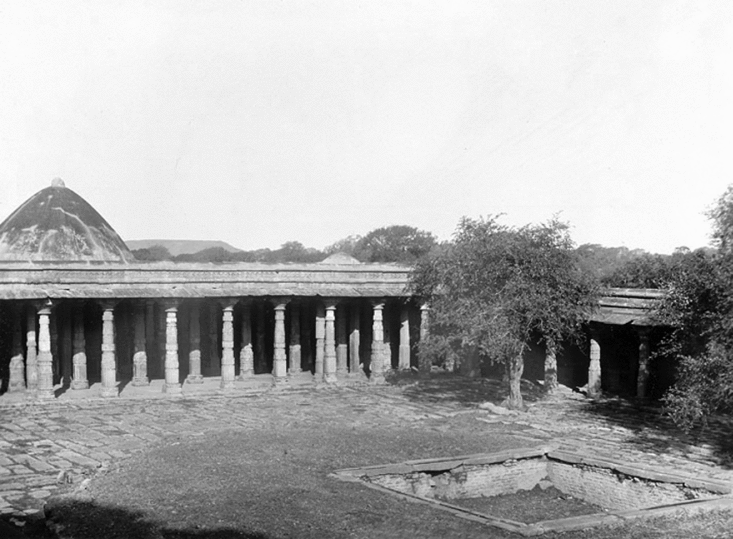Dhar. Interior of the Mosque at the tomb of Kamal al-Din. Unknown photographer, 1902. Courtesy of the British Library, Photo 2/4(90), item 4303212. Dhar. Interior of the Mosque at the tomb of Kamal al-Din. Unknown photographer, 1902. Courtesy of the British Library, Photo 2/4(90), item 4303212.