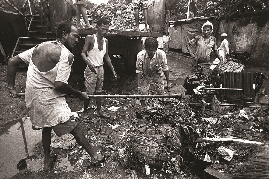 Workers tirelessly do their job, despite the mounting pressure of waste generation. Workers tirelessly do their job, despite the mounting pressure of waste generation.