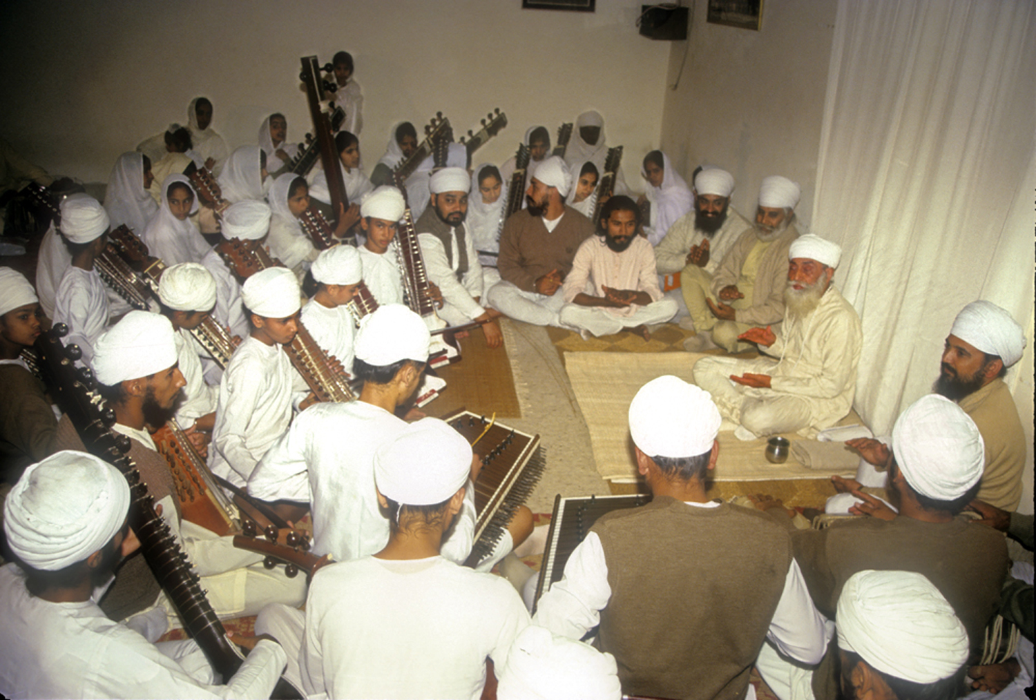 Late Satguru Jagjit Singh holding a class. Late Satguru Jagjit Singh holding a class.