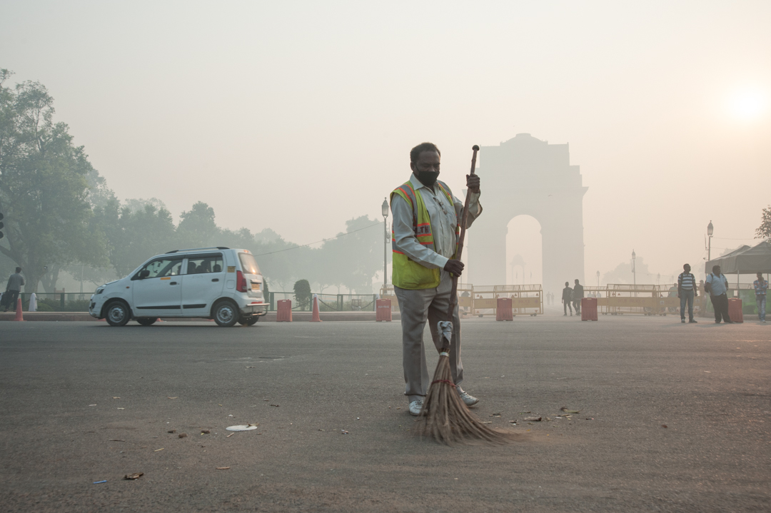 India gate covered in smog on the morning after Diwali celebrations in New Delhi. Photo credit: Sayantoni Palchoudhuri/Delhi India gate covered in smog on the morning after Diwali celebrations in New Delhi. Photo credit: Sayantoni Palchoudhuri/Delhi