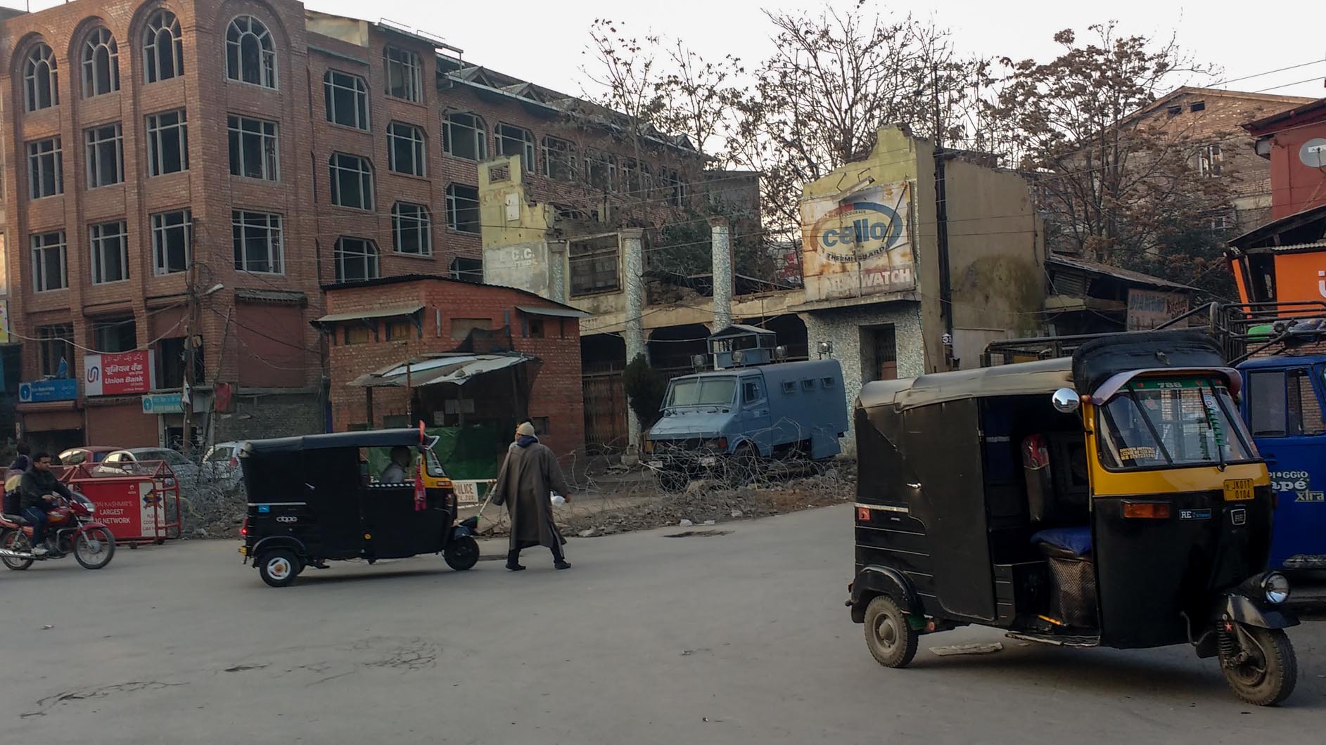 Now: The cinema house in ruins. It houses a bunker for security forces. Now: The cinema house in ruins. It houses a bunker for security forces.