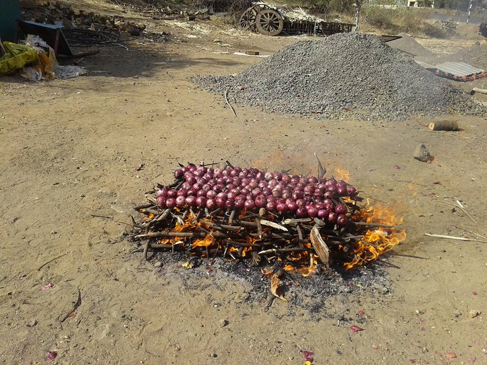Onions being roasted for Yesur, a spicy masala. Courtesy: Shahu Patole Onions being roasted for Yesur, a spicy masala. Courtesy: Shahu Patole