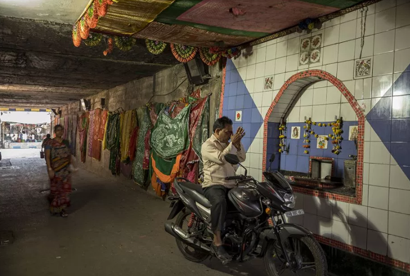 A man stops to pay respects at the Pir Baba shrine under the Narkeldanga railways tracks. (Deepanjan Ghosh) A man stops to pay respects at the Pir Baba shrine under the Narkeldanga railways tracks. (Deepanjan Ghosh)