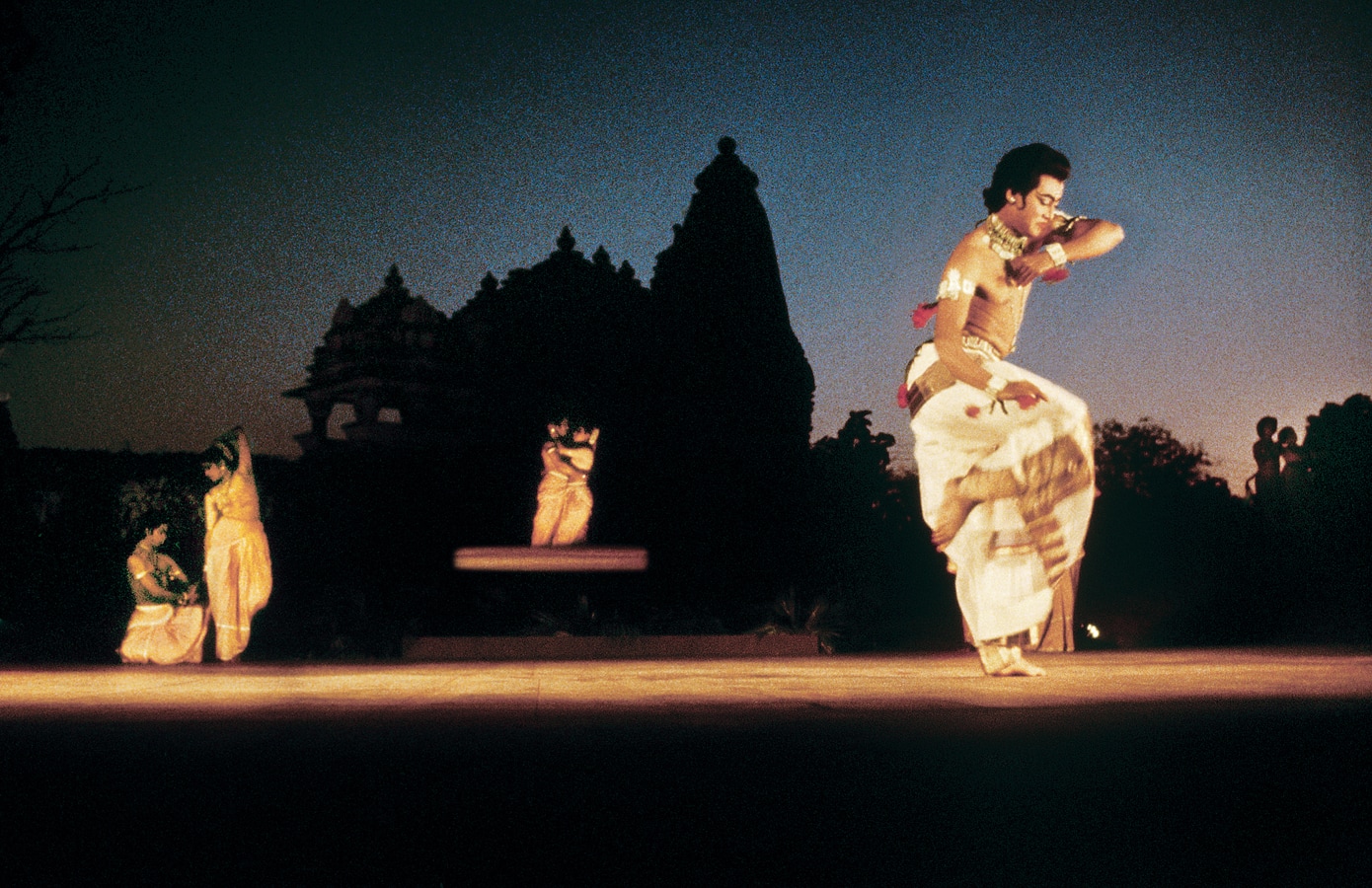 Khajuraho Dance Festival, 1988. (Photograph by Raghu Rai.) Khajuraho Dance Festival, 1988. (Photograph by Raghu Rai.)