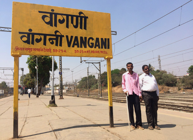 Munjaba Shingare (left) at the Vangani station in Thane district, 60 km east of Mumbai. Shingare dropped out of the first year of his Bachelor of Arts, but has cleared three examinations in music, in addition to completing a course in typing. He now earns a living singing bhajans and kirtans on the train. (Photo credit: Swagata Yadavar/Indiaspend.com) Munjaba Shingare (left) at the Vangani station in Thane district, 60 km east of Mumbai. Shingare dropped out of the first year of his Bachelor of Arts, but has cleared three examinations in music, in addition to completing a course in typing. He now earns a living singing bhajans and kirtans on the train. (Photo credit: Swagata Yadavar/Indiaspend.com)