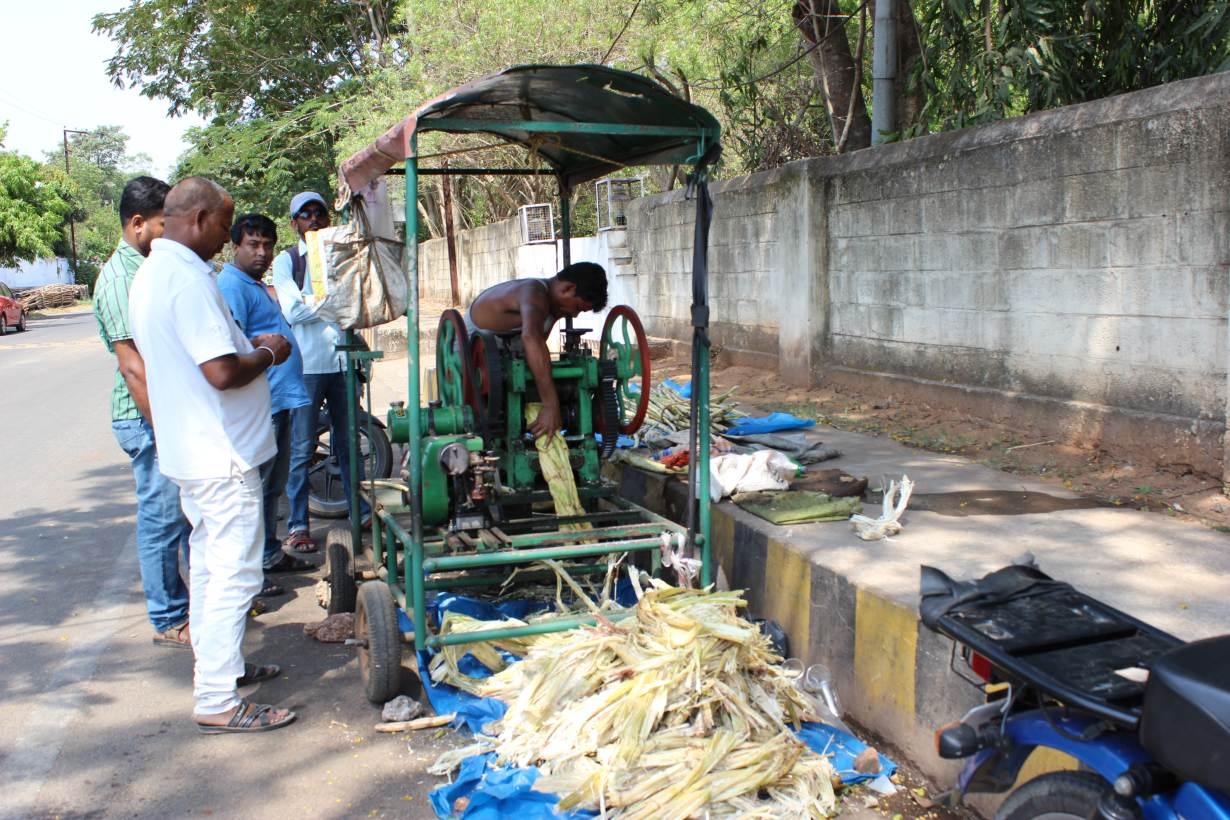 On a hot day, people buy sugarcane juice from a vendor in the city of Bhubaneswar, in India’s eastern state of Odisha, April 3, 2016. Photo credit: Manipadma Jena/Thomson Reuters Foundation On a hot day, people buy sugarcane juice from a vendor in the city of Bhubaneswar, in India’s eastern state of Odisha, April 3, 2016. Photo credit: Manipadma Jena/Thomson Reuters Foundation