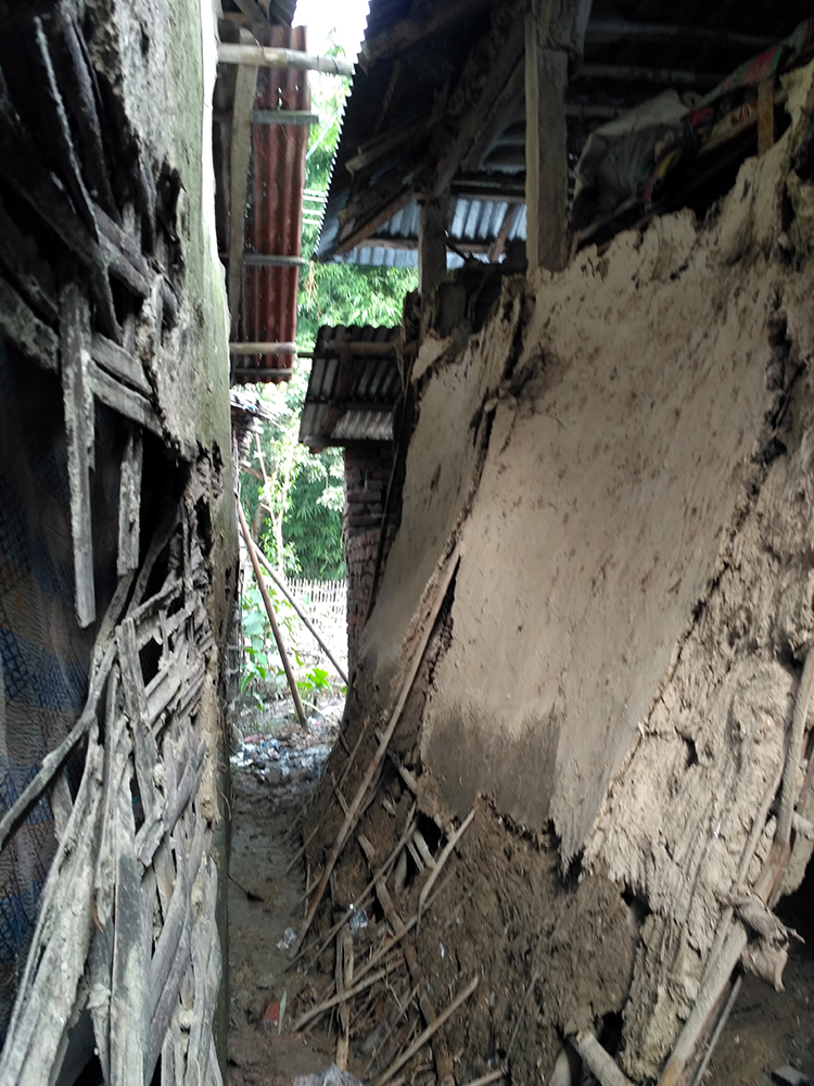 Damaged houses and walls in Khariya basti in Araria town. (Photo credit: Aritra Bhattacharya). Damaged houses and walls in Khariya basti in Araria town. (Photo credit: Aritra Bhattacharya).