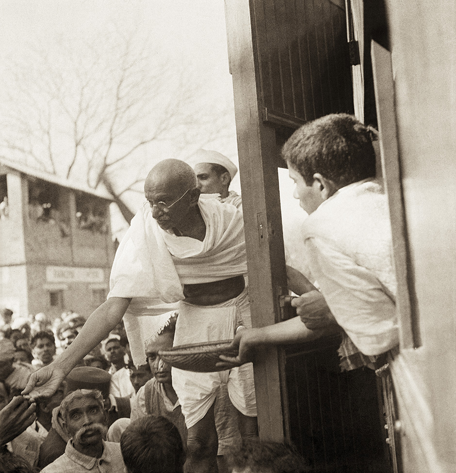 Mahatma Gandhi collecting donations for the Harijan Fund during his train journey to Bengal, Assam and South India, November 1945- January 1946 (Photograph by Kanu Gandhi / © Gita Mehta, heir of Abha and Kanu Gandhi) Mahatma Gandhi collecting donations for the Harijan Fund during his train journey to Bengal, Assam and South India, November 1945- January 1946 (Photograph by Kanu Gandhi / © Gita Mehta, heir of Abha and Kanu Gandhi)