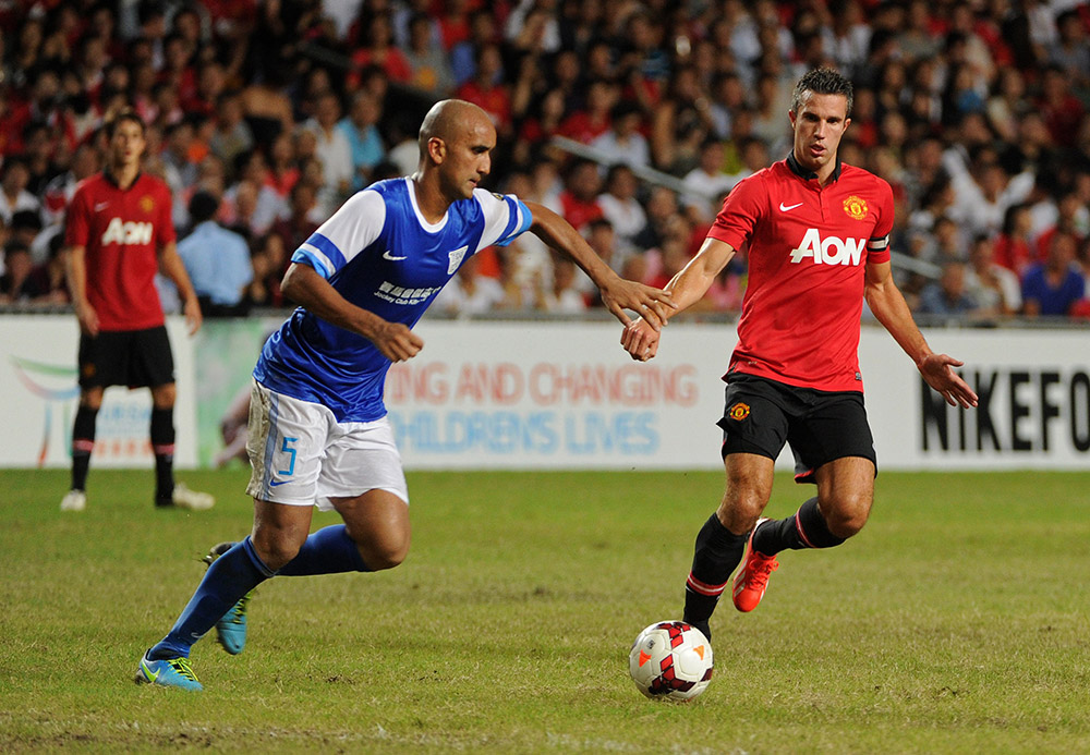 English Premier League, Manchester United's Robin van Persie (R) watches as Kitchee's Zeshan Rehman controls the ball during their football friendly match against Kitchee at Hong Kong stadium. Photo credit: Dale de la Rey/AFP English Premier League, Manchester United's Robin van Persie (R) watches as Kitchee's Zeshan Rehman controls the ball during their football friendly match against Kitchee at Hong Kong stadium. Photo credit: Dale de la Rey/AFP