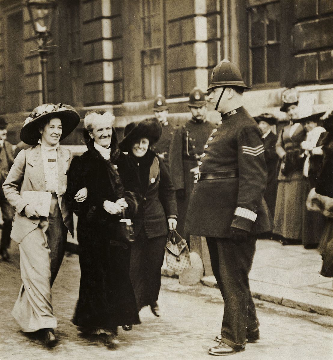 Edith How-Martyn (far left). Image courtesy: Wikimedia Commons. Edith How-Martyn (far left). Image courtesy: Wikimedia Commons.