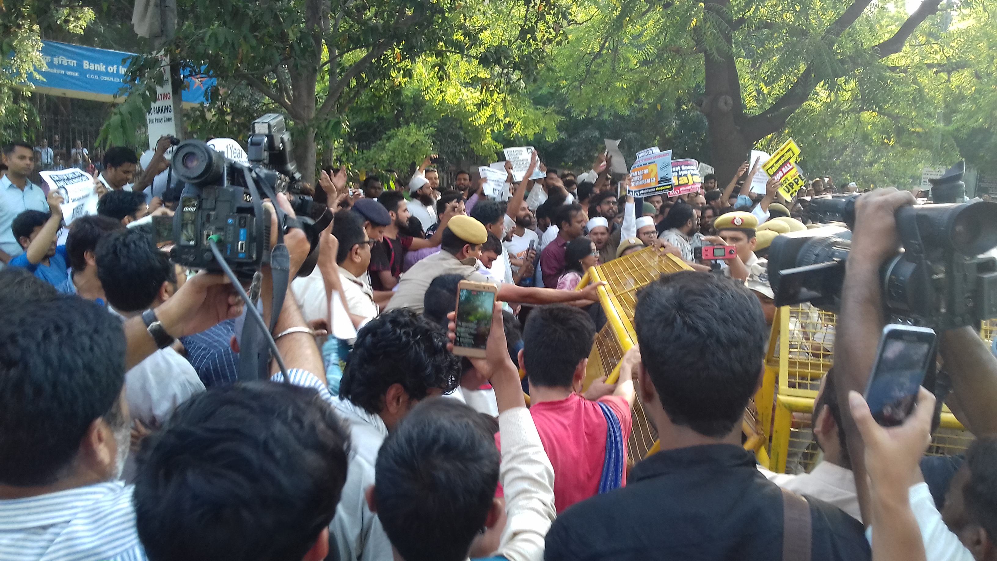 Protestors clash with the Delhi Police outside the CBI headquarters. (Image Credit: Abhishek Dey) Protestors clash with the Delhi Police outside the CBI headquarters. (Image Credit: Abhishek Dey)