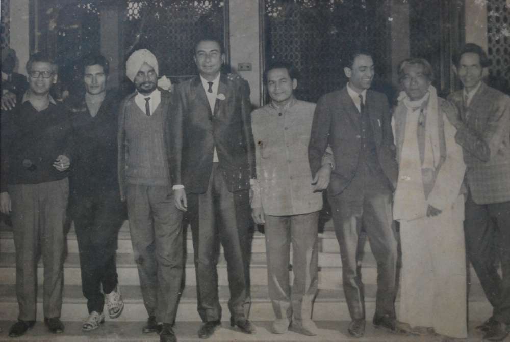 Sahir back in Ludhiana for Govt. College Ludhiana’s golden jubilee celebrations in 1970 where he was awarded a gold medal. Sahir is standing fourth from left, with Ajiab Chitrakar to his immediate right. On Sahir’s left are noted Punjabi painter Harkishan Lall, Punjabi poet Shiv Kumar Batalvi, Jan Nisar Akhtar and Krishan Adeeb (extreme right). Keeping himself surrounded by friends was a part of Sahir’s personality. Photograph courtesy late Shri Ajaib Chitrakar. Sahir back in Ludhiana for Govt. College Ludhiana’s golden jubilee celebrations in 1970 where he was awarded a gold medal. Sahir is standing fourth from left, with Ajiab Chitrakar to his immediate right. On Sahir’s left are noted Punjabi painter Harkishan Lall, Punjabi poet Shiv Kumar Batalvi, Jan Nisar Akhtar and Krishan Adeeb (extreme right). Keeping himself surrounded by friends was a part of Sahir’s personality. Photograph courtesy late Shri Ajaib Chitrakar.