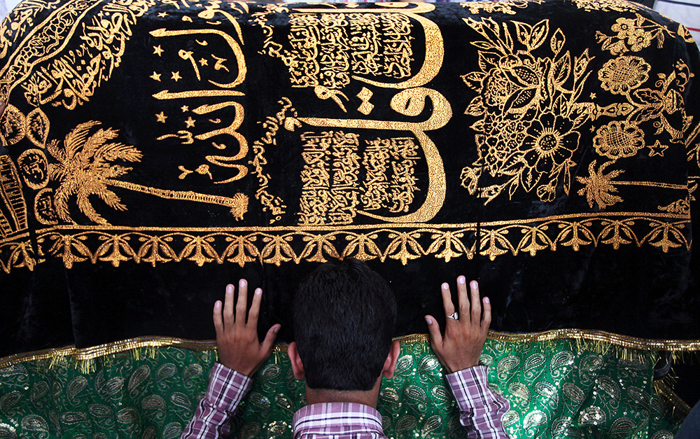 An Indian devotee prays at the ancient shrine of Dalip Singh Baba Chamliyal during the annual fair at at the Pakistan-India border at Ramgarh, about 45 kms from the northern city of Jammu, on 23 June 2011. Credit: STR/AFP An Indian devotee prays at the ancient shrine of Dalip Singh Baba Chamliyal during the annual fair at at the Pakistan-India border at Ramgarh, about 45 kms from the northern city of Jammu, on 23 June 2011. Credit: STR/AFP
