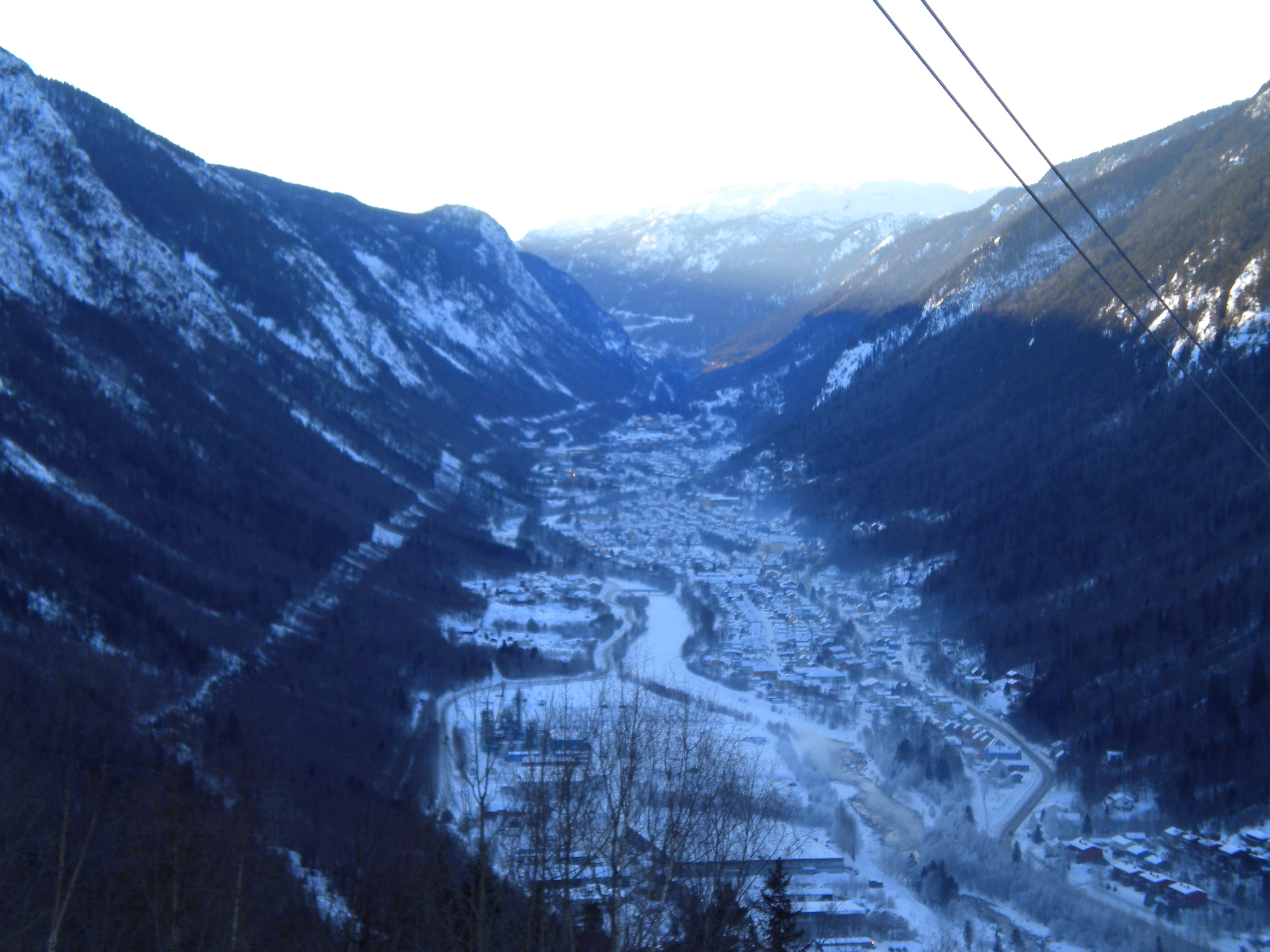 Rjukan town in Norway nestled between two towering mountains. (Photo: grob831/Flickr) Rjukan town in Norway nestled between two towering mountains. (Photo: grob831/Flickr)