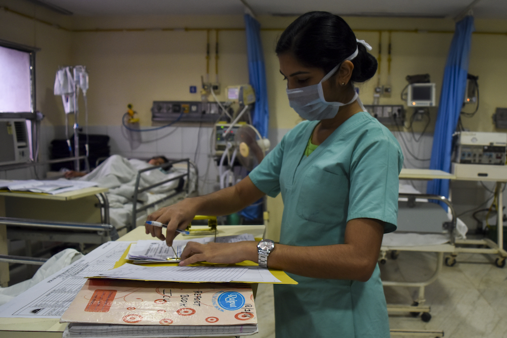 A nurse completes administrative formalities of a patient who has undergone an abdominal hernia operation. A nurse completes administrative formalities of a patient who has undergone an abdominal hernia operation.