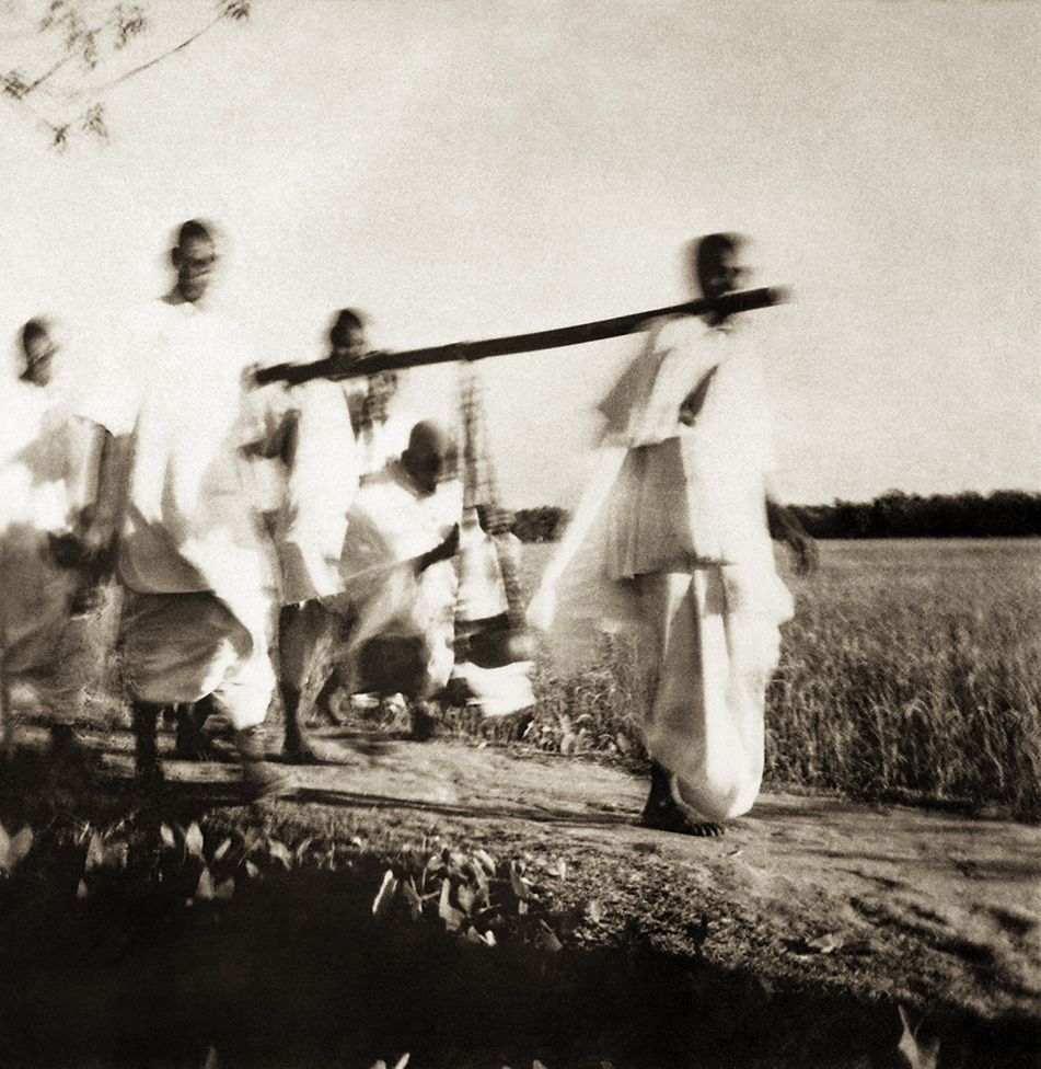 Mahatma Gandhi in the riot affected areas of Noakhali, East Bengal, 1946 (Photograph by Kanu Gandhi / © Gita Mehta, heir of Abha and Kanu Gandhi) Mahatma Gandhi in the riot affected areas of Noakhali, East Bengal, 1946 (Photograph by Kanu Gandhi / © Gita Mehta, heir of Abha and Kanu Gandhi)