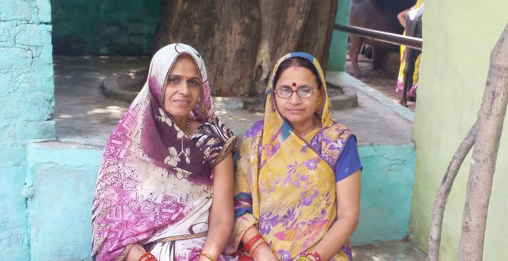 Manjari Lata (right), ASHA sangini from Agra with a pregnant woman. Photo credit: Ishita Mishra Manjari Lata (right), ASHA sangini from Agra with a pregnant woman. Photo credit: Ishita Mishra