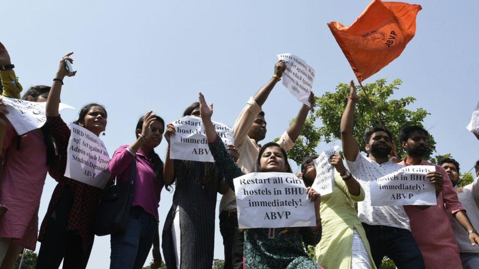 Students of ABVP protest against violence at BHU on Monday. Photo credit: Sonu Mehta/HT Photo. Students of ABVP protest against violence at BHU on Monday. Photo credit: Sonu Mehta/HT Photo.