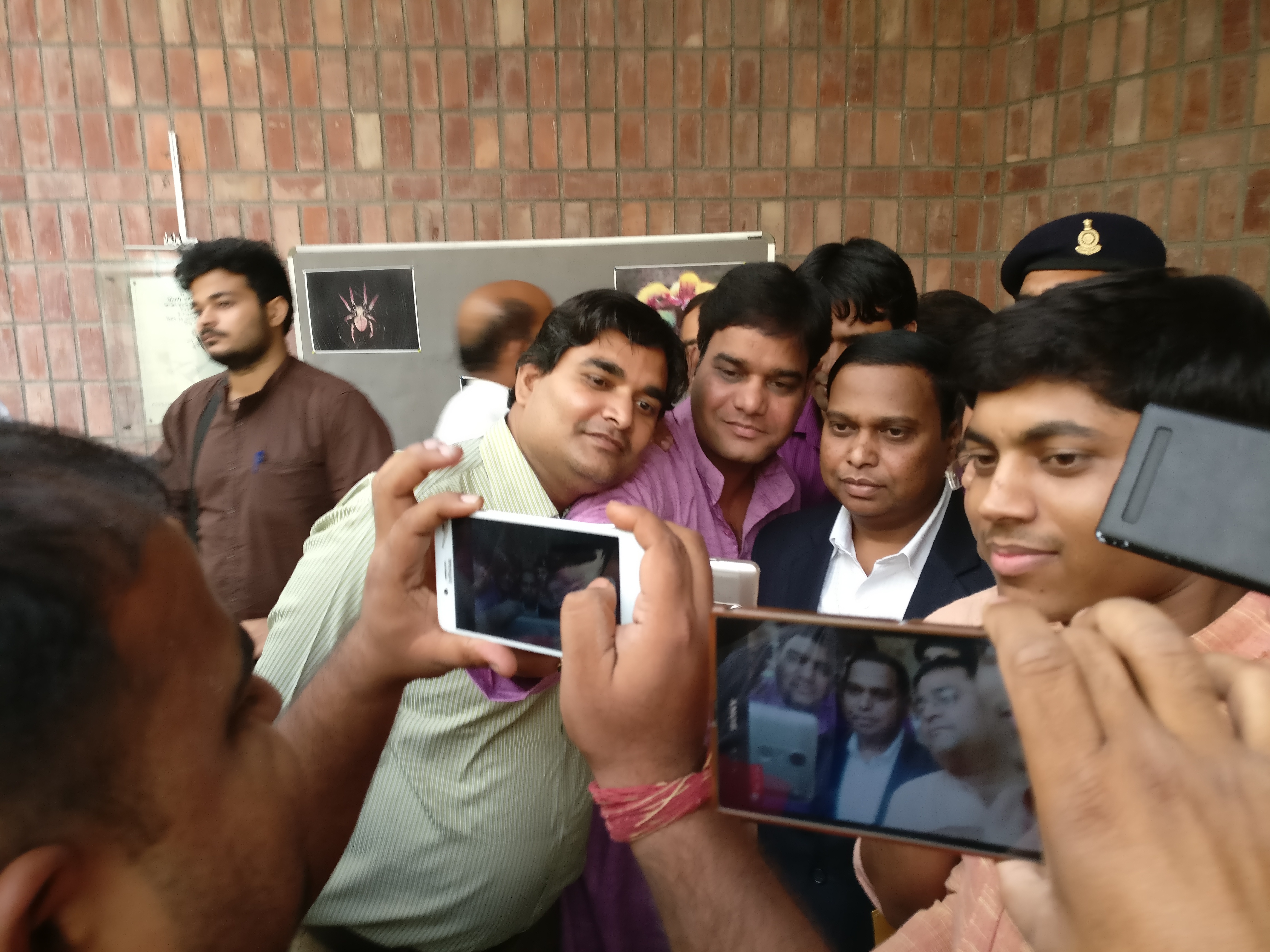 Participants of the seminar taking pictures of and selfies with Kalluri at Indian Institute of Mass Communication. (Photo: Shreya Roy Chowdhury) Participants of the seminar taking pictures of and selfies with Kalluri at Indian Institute of Mass Communication. (Photo: Shreya Roy Chowdhury)