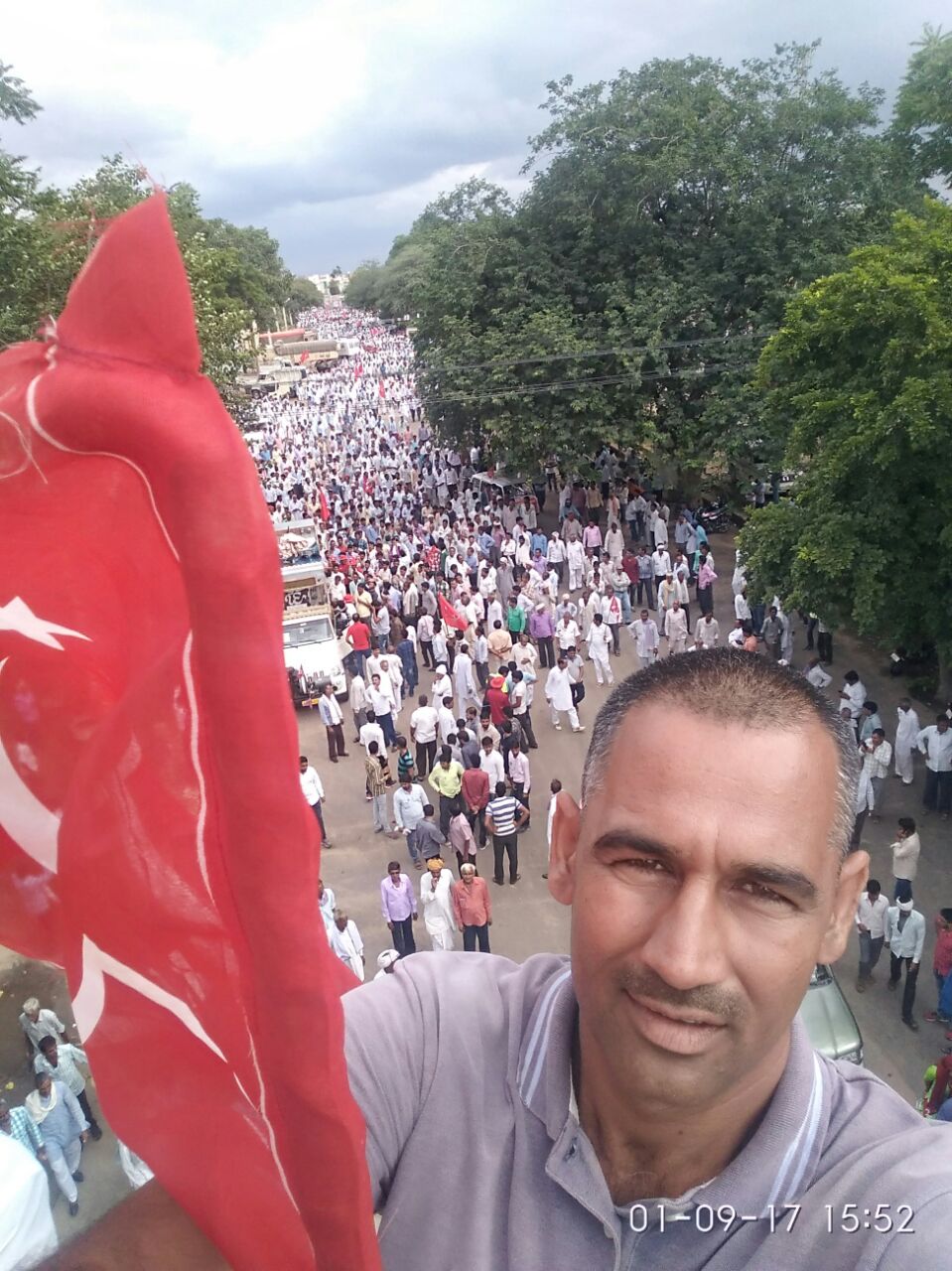 A protestor in Sikar takes a selfie in front of a large farmer's march on the first day of the recently concluded farmer's agitation. (Photo credit: Subhash Bagariya). A protestor in Sikar takes a selfie in front of a large farmer's march on the first day of the recently concluded farmer's agitation. (Photo credit: Subhash Bagariya).