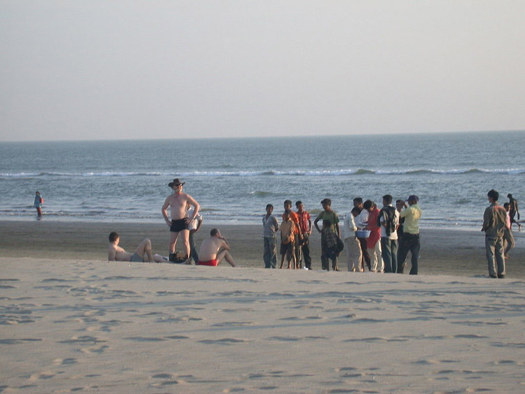 Ukranian tourists attract the attention of locals on Cox’s Bazar beach.( Photo credit: Matt Zanon / Wikimedia, CC BY-ND ) Ukranian tourists attract the attention of locals on Cox’s Bazar beach.( Photo credit: Matt Zanon / Wikimedia, CC BY-ND )