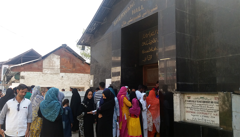 Residents of Baramulla queue up for Aadhaar cards outside Sherwani Community Hall. Photo credit: Ipsita Chakravarty Residents of Baramulla queue up for Aadhaar cards outside Sherwani Community Hall. Photo credit: Ipsita Chakravarty