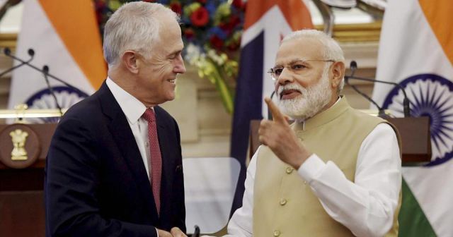 ऑस्ट्रेलियाई प्रधानमंत्री मैल्कम टर्नबुल के साथ नरेंद्र मोदी ऑस्ट्रेलियाई प्रधानमंत्री मैल्कम टर्नबुल के साथ नरेंद्र मोदी