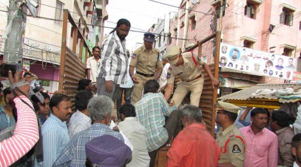 भिखारियों को ले जाती पुलिस (इंडियन एक्सप्रेस) भिखारियों को ले जाती पुलिस (इंडियन एक्सप्रेस)