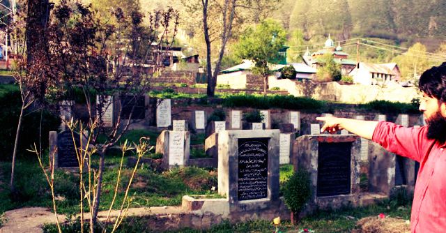 बारामूला में एक कब्रिस्तान आम लोगों के लिए है और दूसरा उनके लिए जो सुरक्षा बलों की गोलियों का शिकार हुए बारामूला में एक कब्रिस्तान आम लोगों के लिए है और दूसरा उनके लिए जो सुरक्षा बलों की गोलियों का शिकार हुए