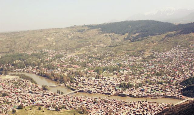 झेलम नदी बारामूला को दो हिस्सों में बांटती है झेलम नदी बारामूला को दो हिस्सों में बांटती है