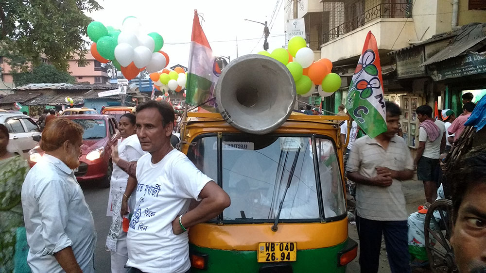 Auto rickshaws being used as portable sound machines. Auto rickshaws being used as portable sound machines.