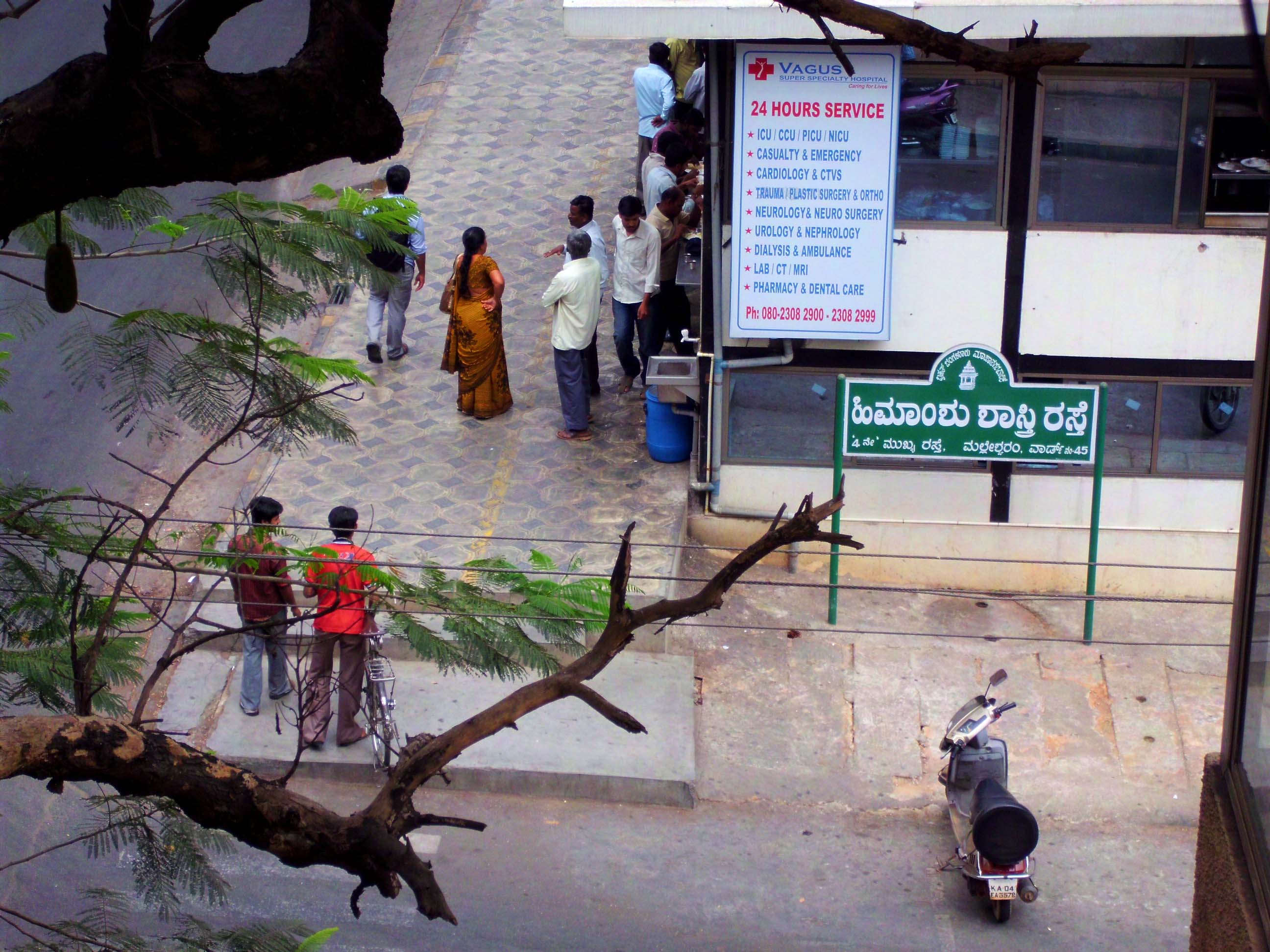 Waiting outside a hospital canteen. (Photo: Mr Thinktank/Flickr) Waiting outside a hospital canteen. (Photo: Mr Thinktank/Flickr)
