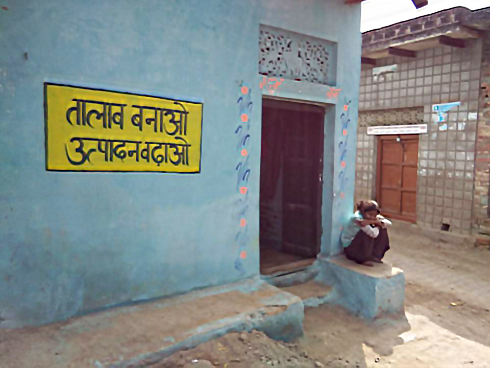 The graffiti on the wall encourages farmers to dig farm ponds. (Photo credit: Raksha Kumar). The graffiti on the wall encourages farmers to dig farm ponds. (Photo credit: Raksha Kumar).
