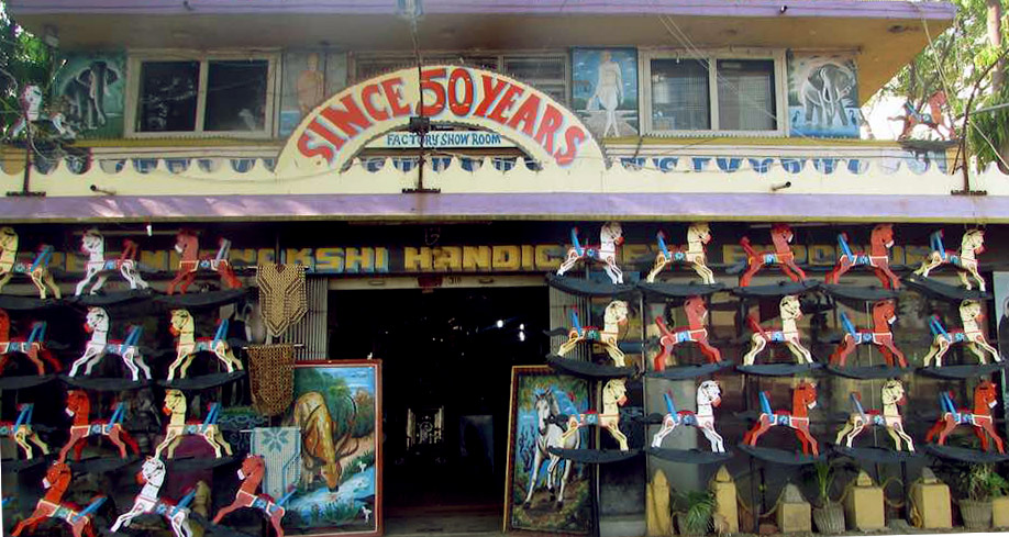 Channapatna rotaļlietu fabrikas dubultās kā izstāžu zāles. Fotoattēls: Chithra Ajith Channapatna's toy factories double up as showrooms. Photo credit: Chithra Ajith