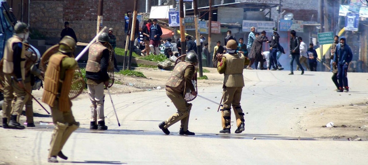 कश्मीरी लड़की के बयान को मां ने दबाव में दिया बताया, कहा कि सैनिक ने उससे छेड़छाड़ की थी