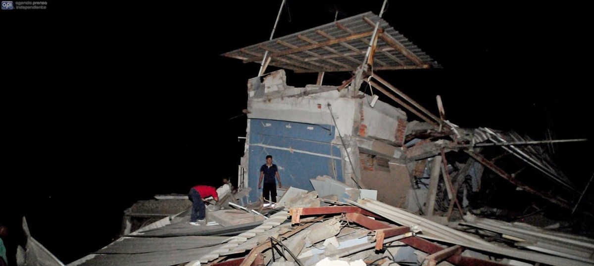 Ecuador earthquake: Toll rises to 350 as aid starts pouring in from neighbouring countries
