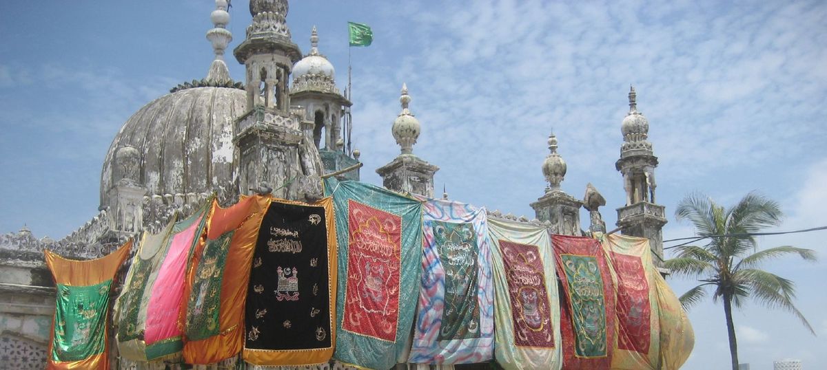 High court lifts ban on women entering Haji Ali's inner sanctum, but stays order for six weeks