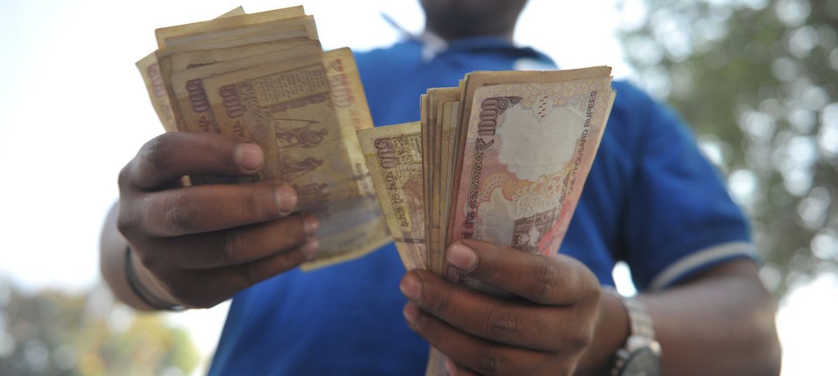 RBI claims there is enough cash to deal with payday rush, but banks say they are out of money