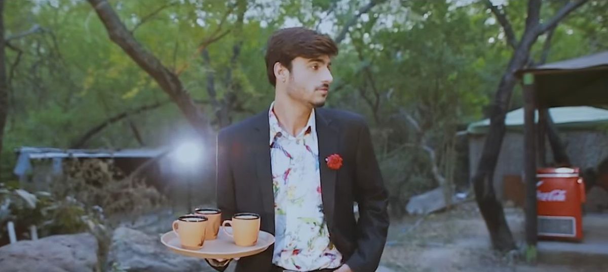 हाल तक चाय बेचने वाले अरशद खान का यह म्यूजिक वीडियो सोशल मीडिया की ताकत का भी प्रतीक है