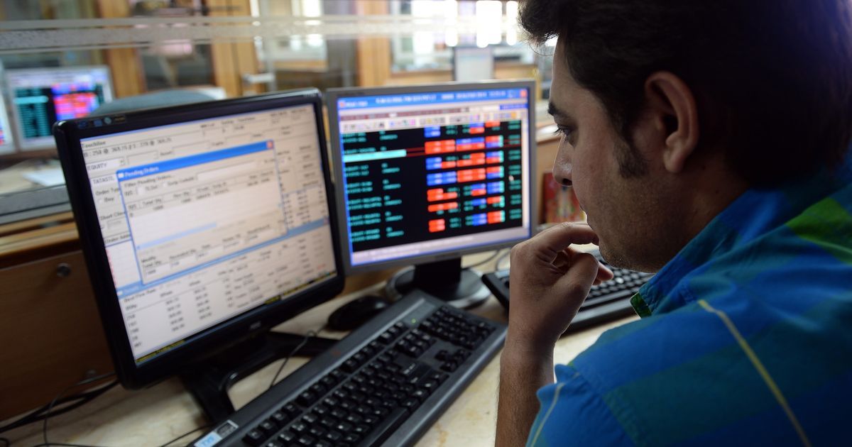 Markets close lower before Donald Trump's speech and GDP data publication