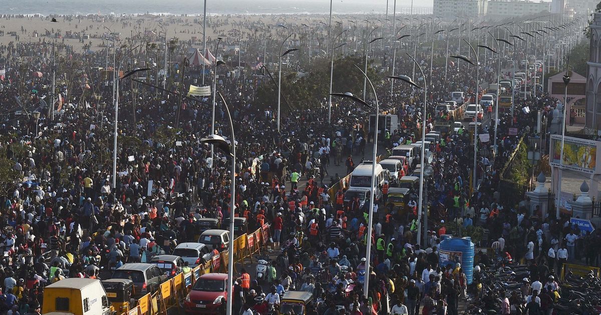 Vehicles set on fire as Chennai Police attempt to evict jallikattu supporters from Marina Beach