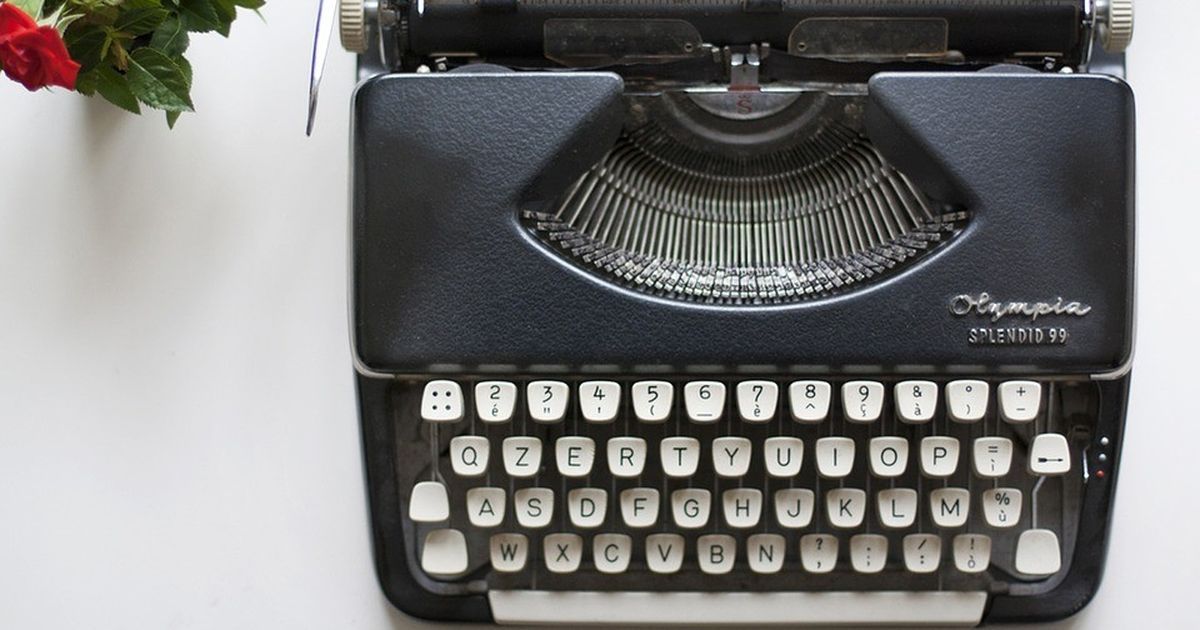 कीबोर्ड पर अक्षर वर्णमाला के क्रम में क्यों नहीं लिखे होते?