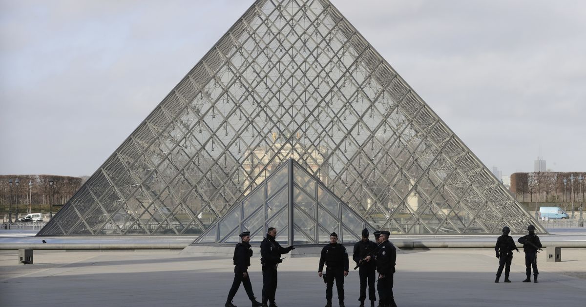 Paris: Soldier shoots machete-wielding man at Louvre, museum evacuated