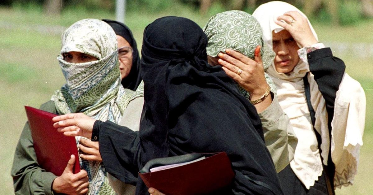 Thane school bans female students, parents from wearing burqa